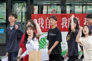 球迷展示海港国脚TIFO，颜骏凌：很感动，能为我们球迷踢球很荣幸